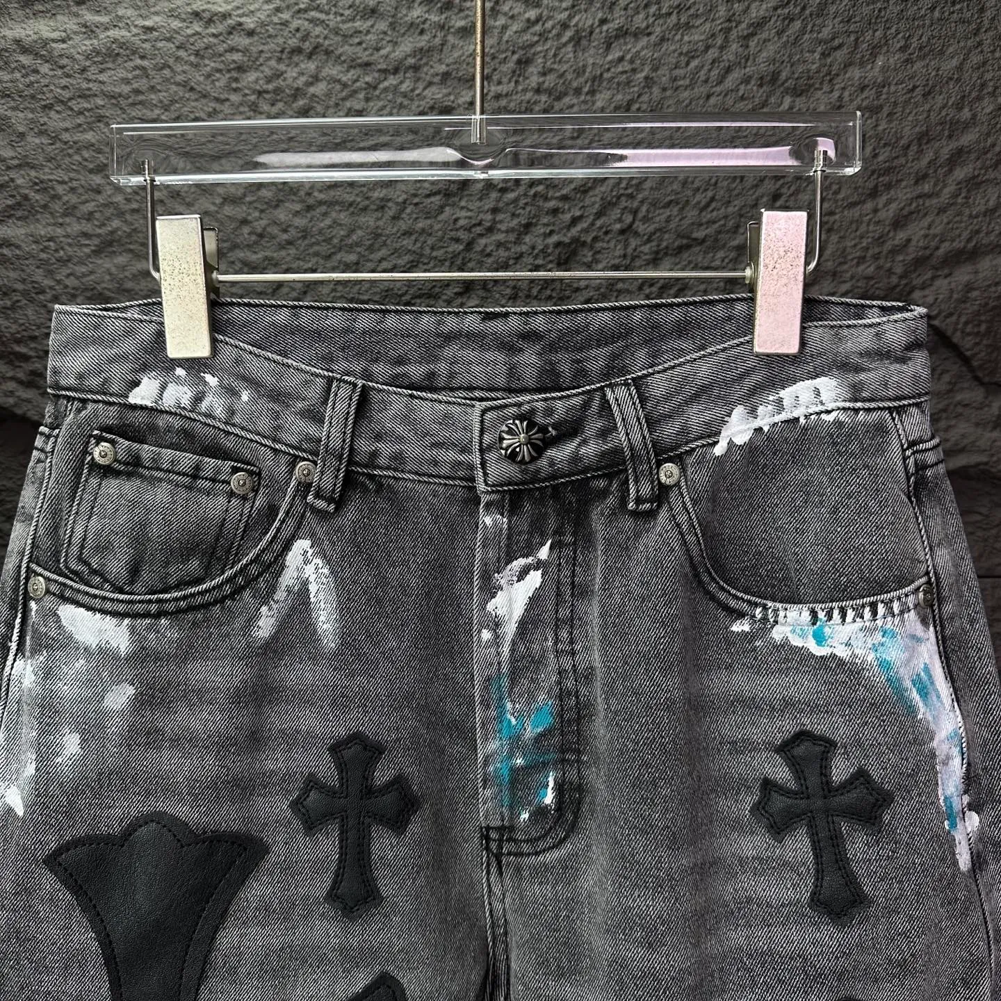 P350 GALLERY DEPT. & Croixin co-branded 2025 new Cow King patchwork hand-painted colorful cross patchwork leather couple style bootcut jeans 🔥High version🔥High version🔥 Top ceiling quality Styles with different washed textures are very friendly to people with thin legs and thick legs. The bootcut version is very flattering. Moderate length that never goes out of style, easy to match with casually, basic styling for various styles, a must-have in the wardrobe! The fabric is stiff but also makes the upper body soft without losing texture. The washing process is even more perfect. It is a must-have item for everyone! ! ! Washed wheat, tag, trouser label, three labels complete Color: washed black Size: 28, 30, 32, 34, 36 (five sizes)